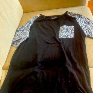 White cheetah print t shirt men’s small